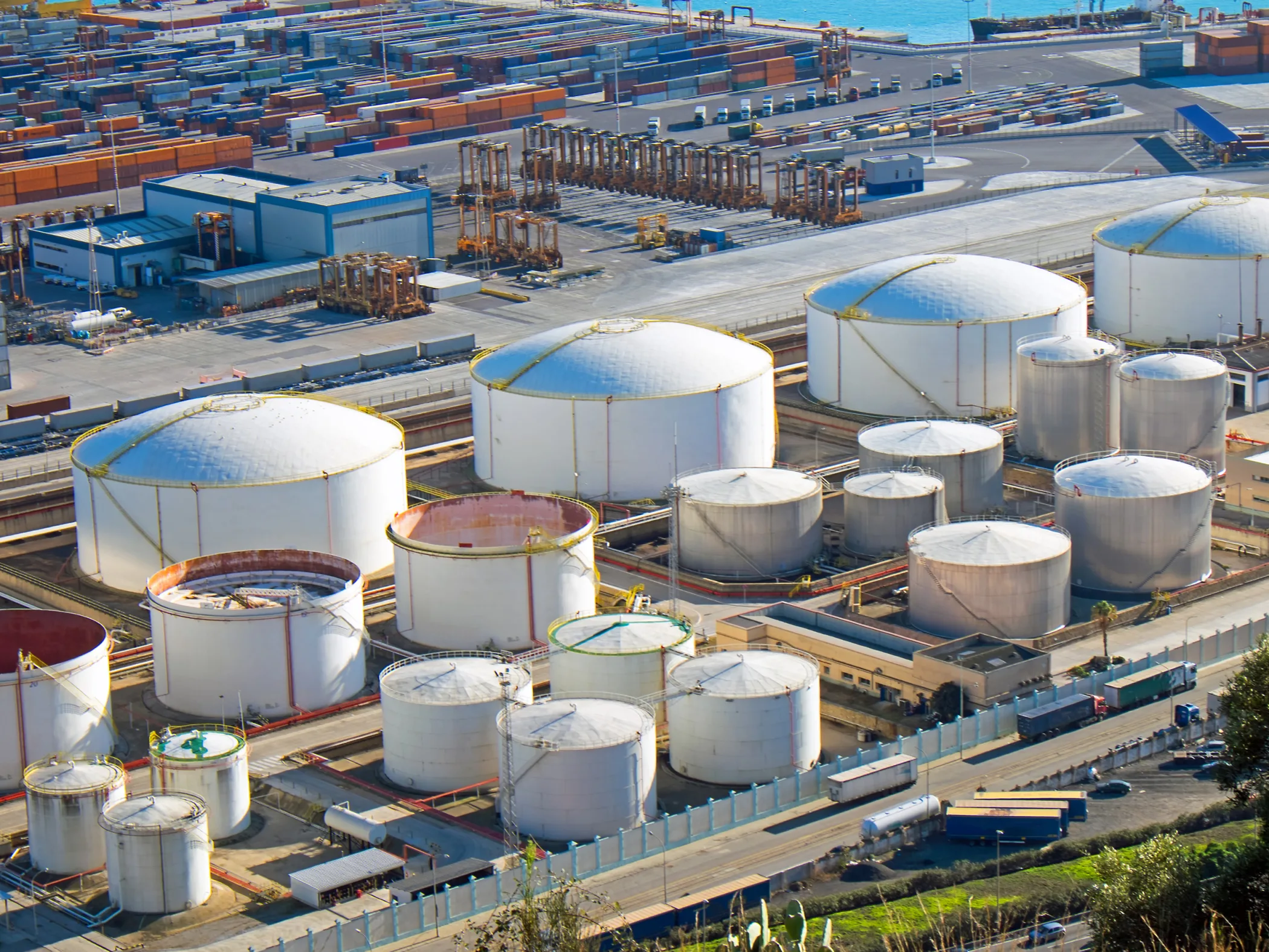 Storage tanks for oil and gas in a harbour site